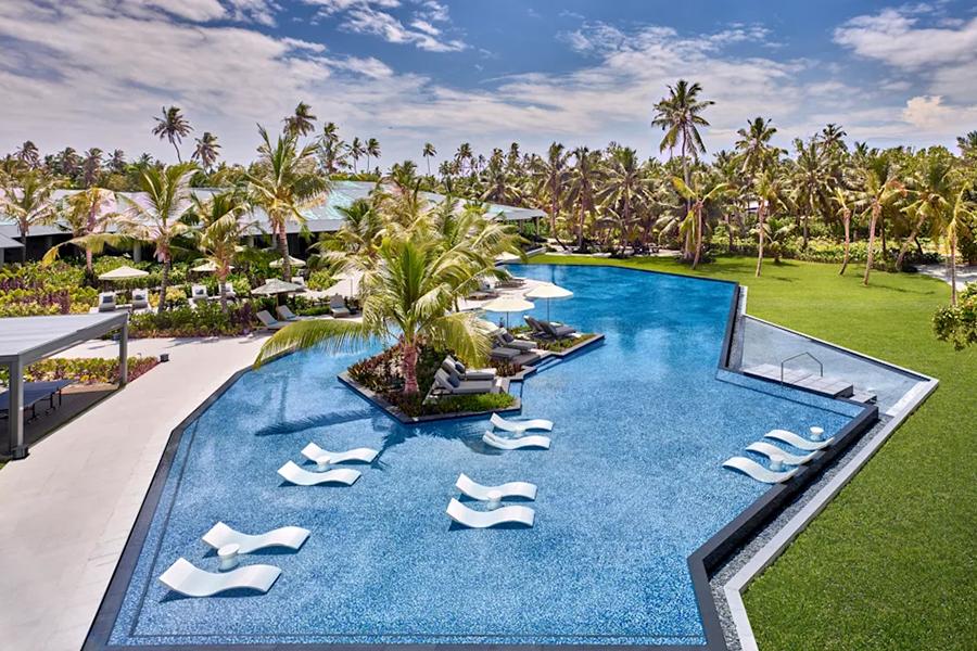 Swim in the huge pool at the Waldorf Astoria | Photo credit: Waldorf Astoria Platte Island