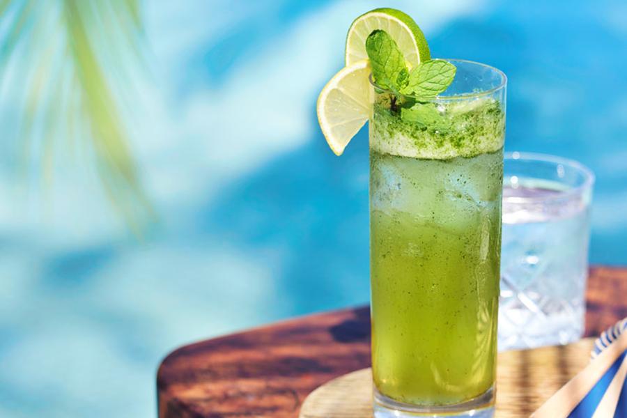 Indulge in fresh and tantalising cocktails at LUX South Ari Atol | Photo credit: LUX