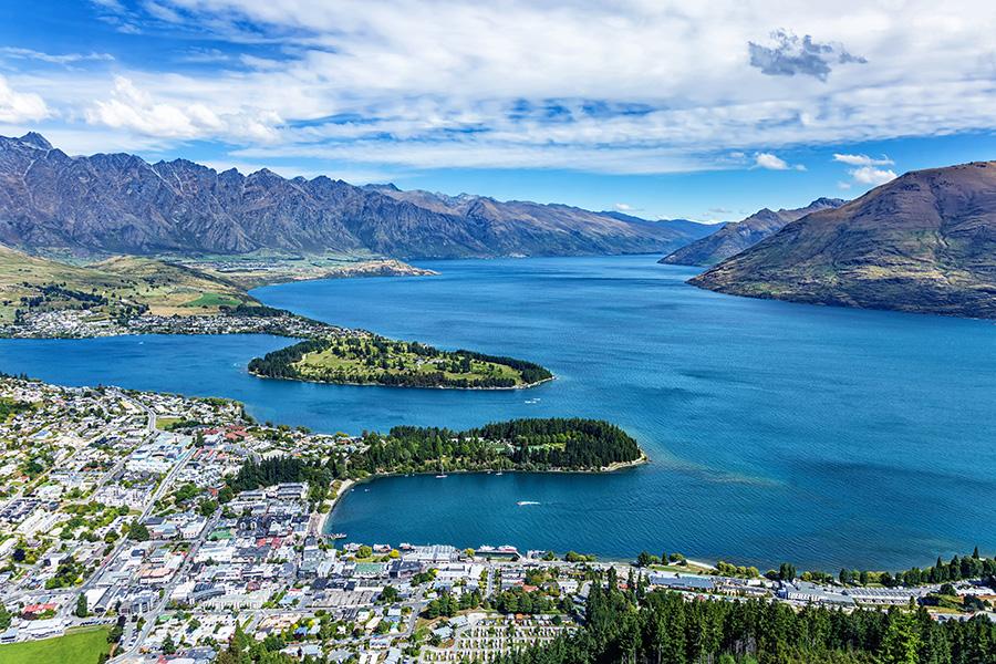 Admire breathtaking Queenstown and sweeping views of Lake Wakatipu, New Zealand | Travel Nation 