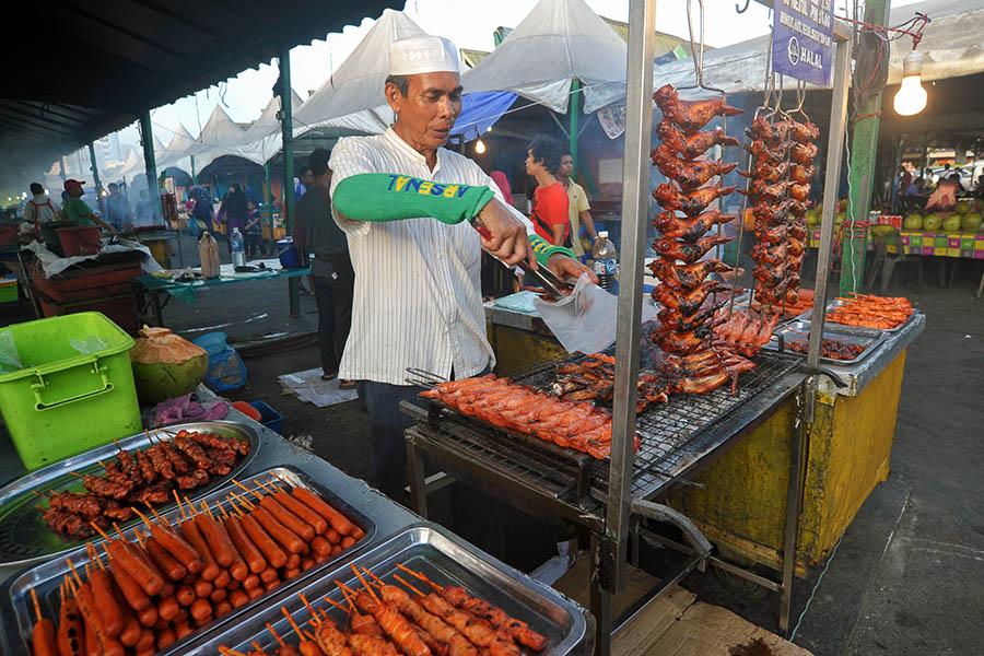 Taste delicious local food at the Kota Kinabalu night market