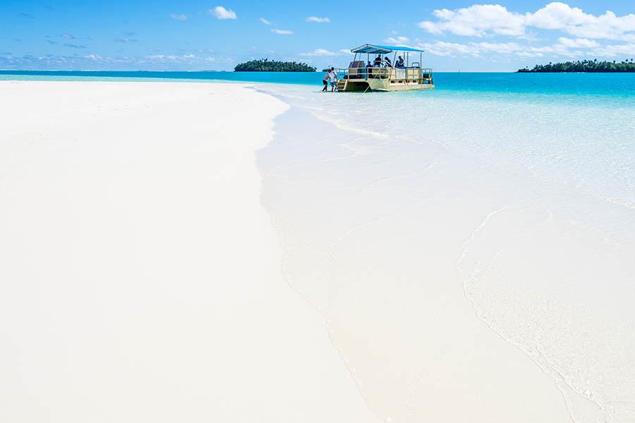 Cruise over Aitutaki Lagoon | Photo credit: Zhang da Qiang