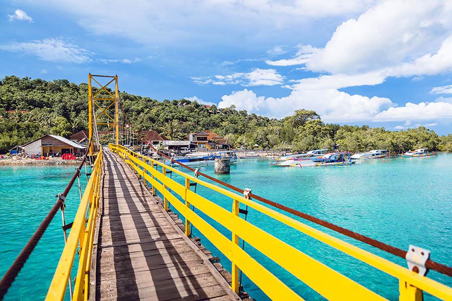 Follow the suspension bridge over to neighbouring Nusa Ceningan 