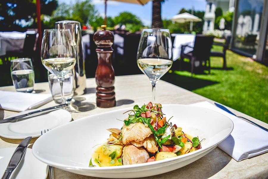 Eat delicious meals in New Zealand's vineyards | Travel Nation