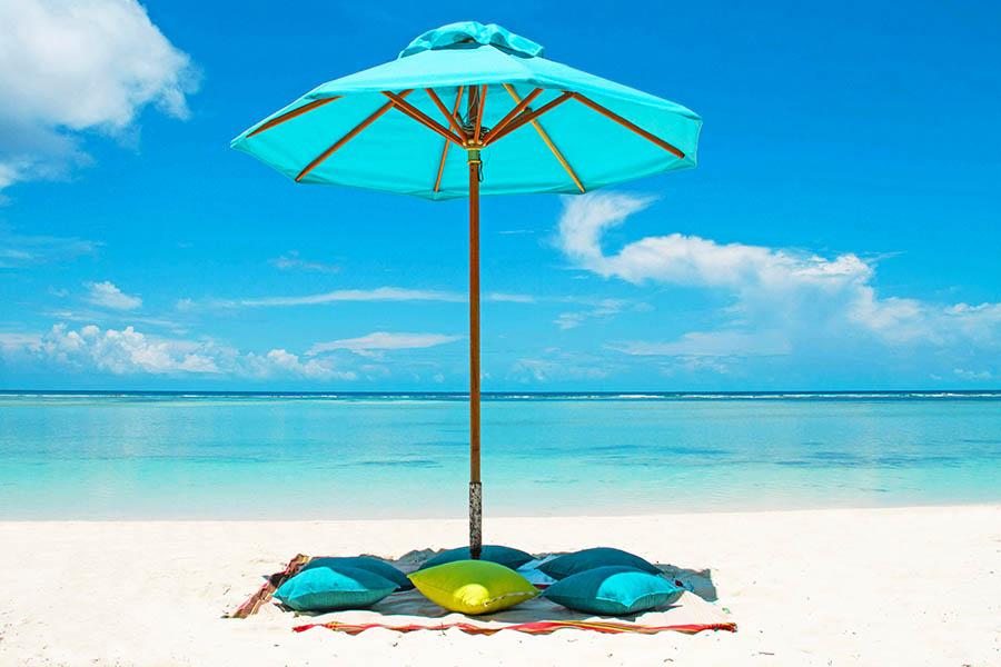 Enjoy a romantic beach picnic on Alphonse Island | Photo credit: Blue Safari