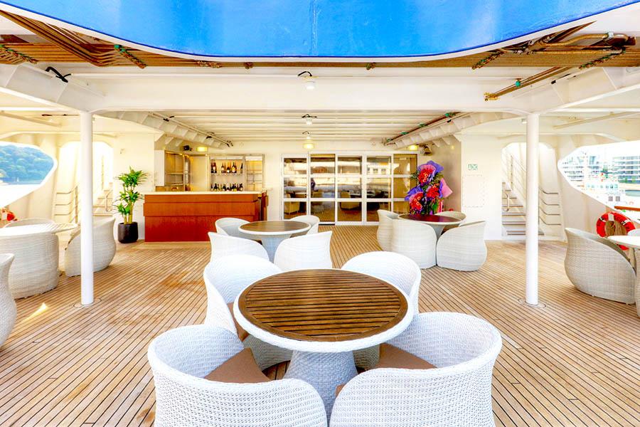 View Australia´s landscapes from one of the bars on board your ship