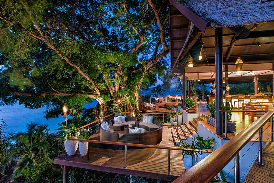 Enjoy sunset drinks at the Banyan Bar at Royal Davui | Photo credit: Royal Davui Island 