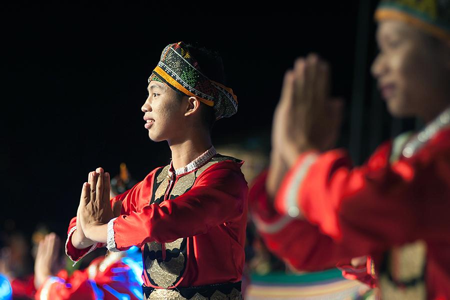 Discover the traditional dancing and cuisine of the Sabah region
