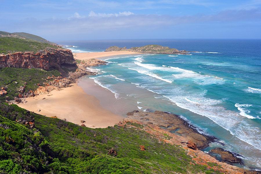 Drive along the spectacular coast towards Plettenberg Bay