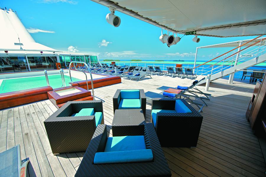 Expect 5 star service around the pool bar