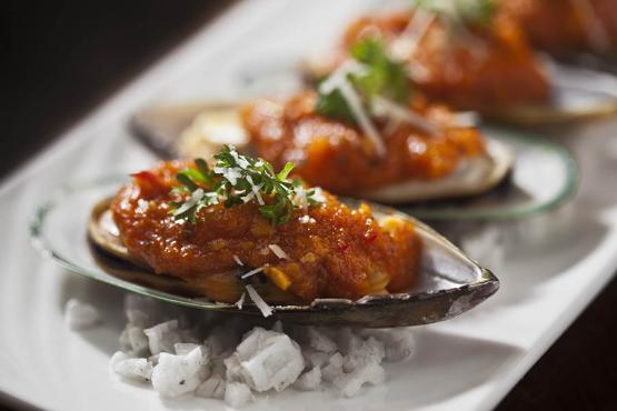 Try local New Zealand mussels with tomato sauce | Travel Nation