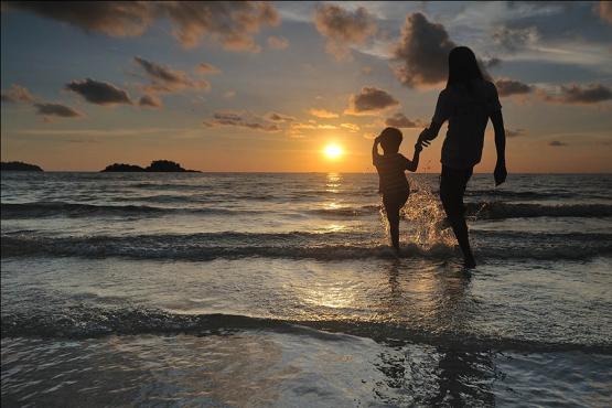 Play on the beaches at sunset in Florida | Travel Nation