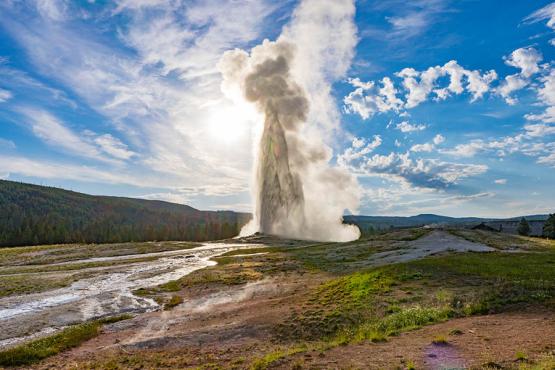 See Old Faithful explore in Yellowstone National Park | Travel Nation