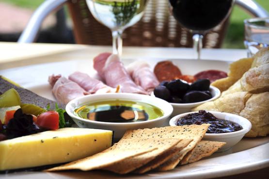 Enjoy a ploughmans lunch with some local wine | Travel Nation