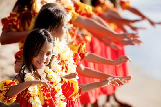 Watch the locals performing a traditional dance in Hawaii | Travel Nation