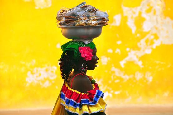 colombia_cartagena_woman_carrying_food